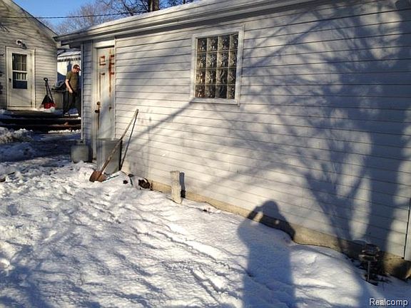 4th image of 25711 Kitch St
