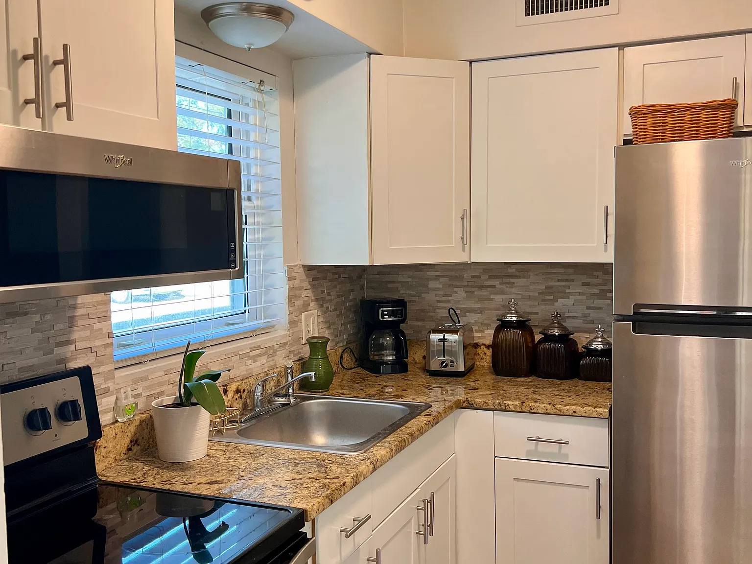 1 bed, 650 sqft, $2,100 — Photo 3