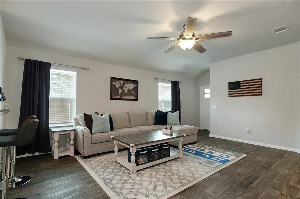 3 bed, 2.0 bath, 1413 sqft, $1,950 — Photo 2