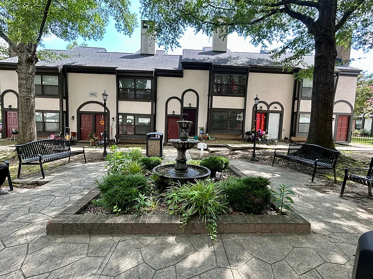 Ashton Square Apartments — Photo 9