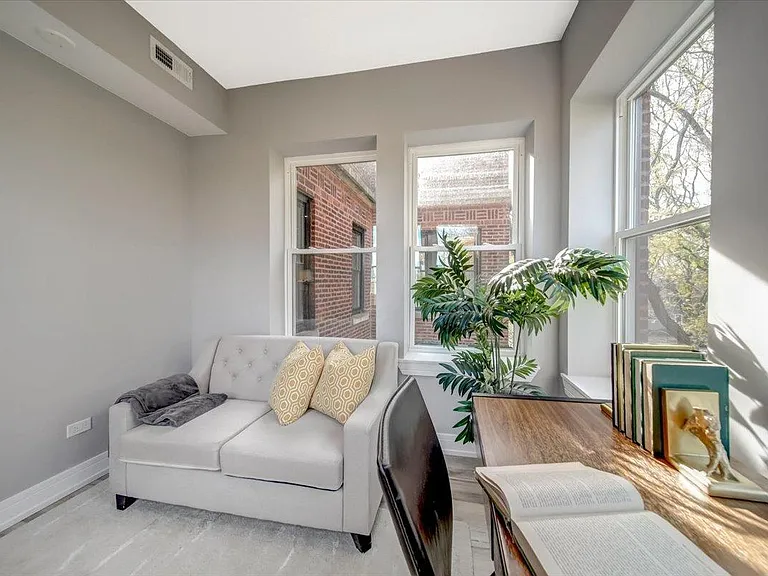 6355 N Paulina St #1S — Photo 2