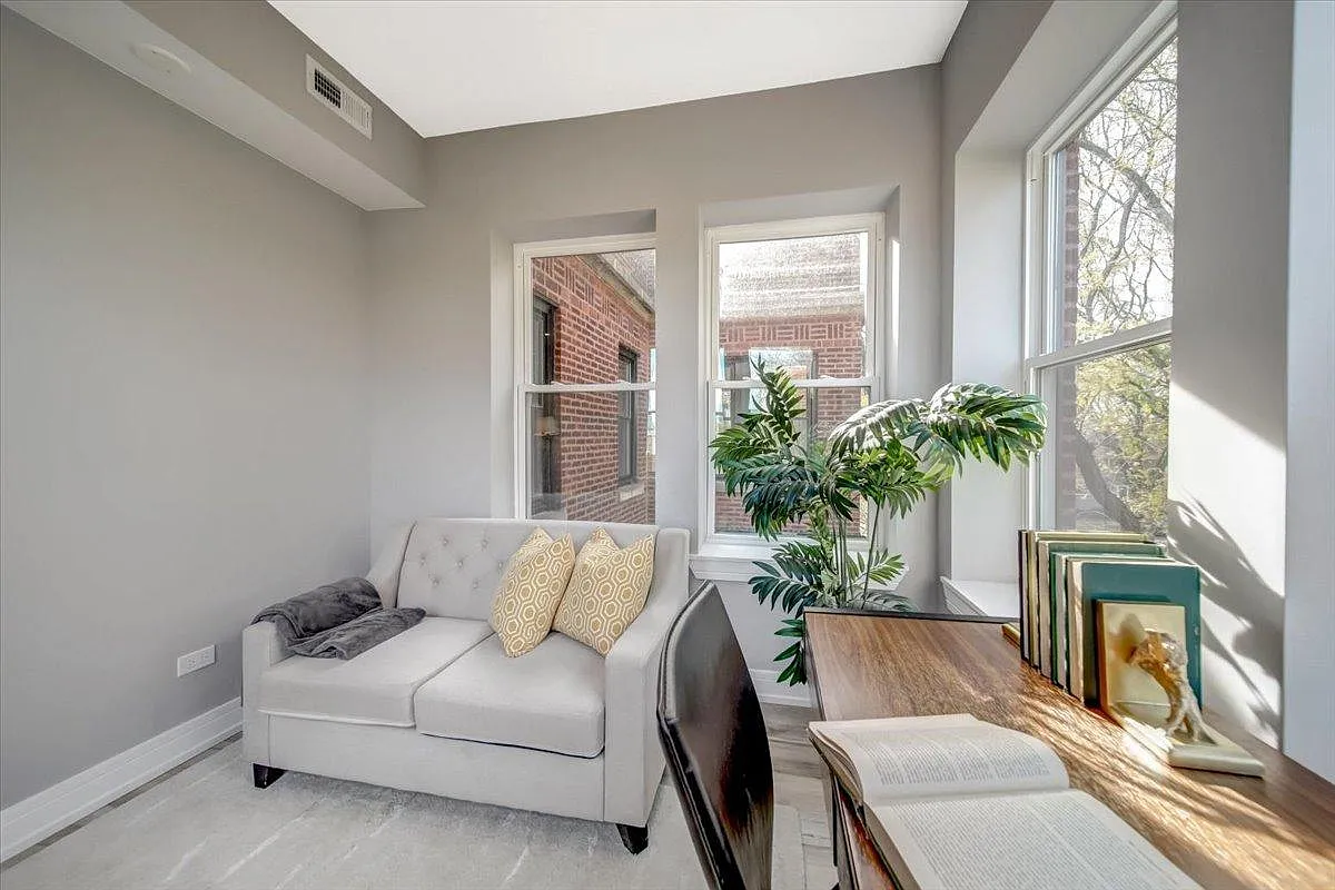 Building Photo - 6355 N Paulina St #1S