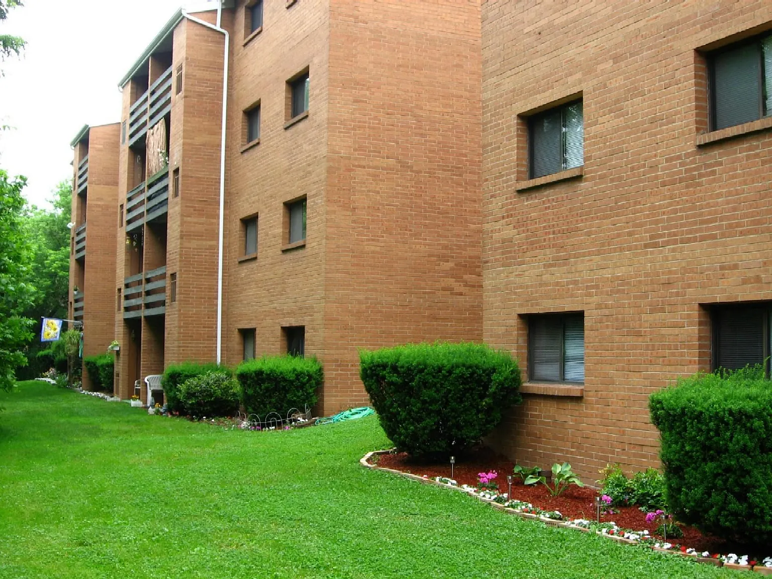 Pebble Creek Court Apartments — Photo 2