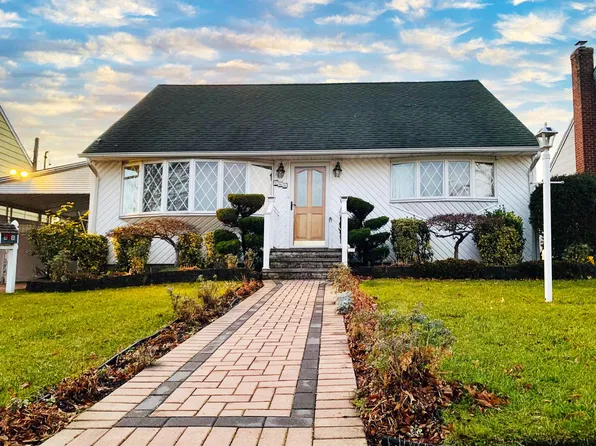 166 Wilfred Blvd, Hicksville, NY 11801