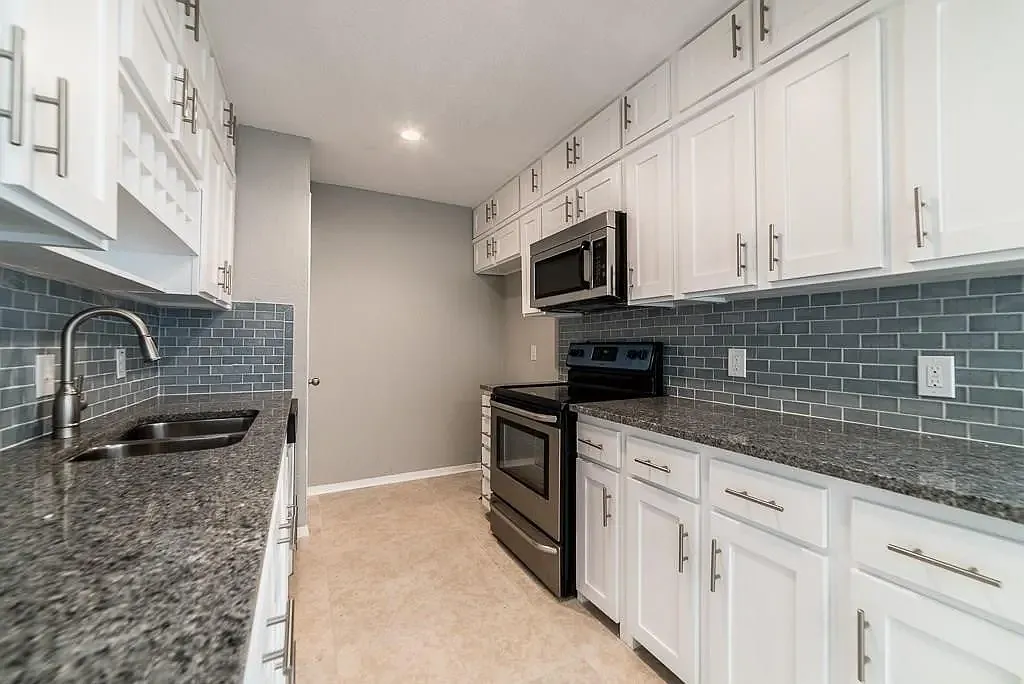 2 bed, 1054 sqft, $1,750 — Photo 4