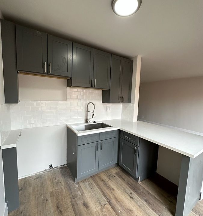 2nd image of 978 Menlo Ave #111