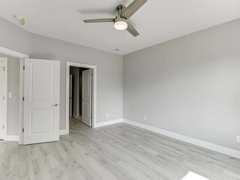 1641 E Broad St — Photo 13