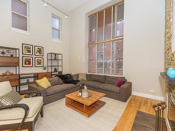 3rd image of 2843 N Lincoln Ave APT 102