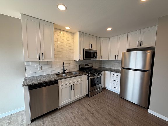 3rd image of 543 East Blf