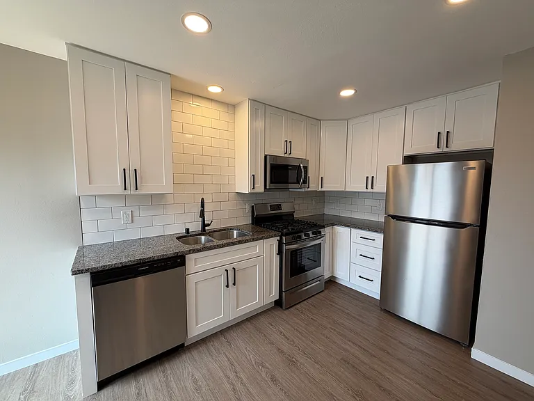 543 East Blf — Photo 3