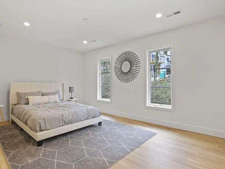 436 Broadway E — Photo 16