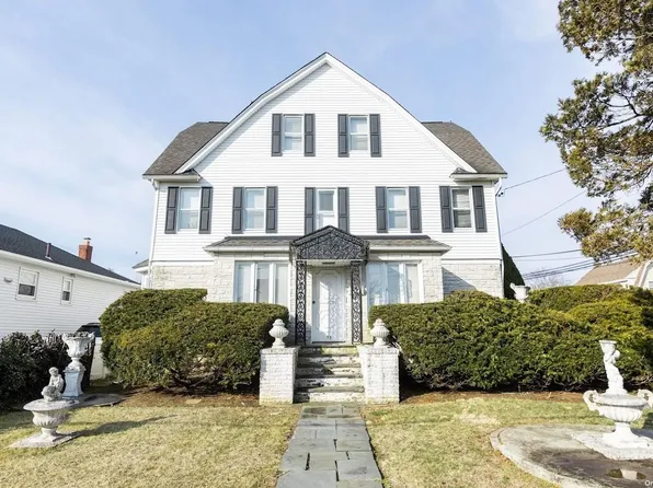 93 Pearsall Ave, Lynbrook, NY 11563