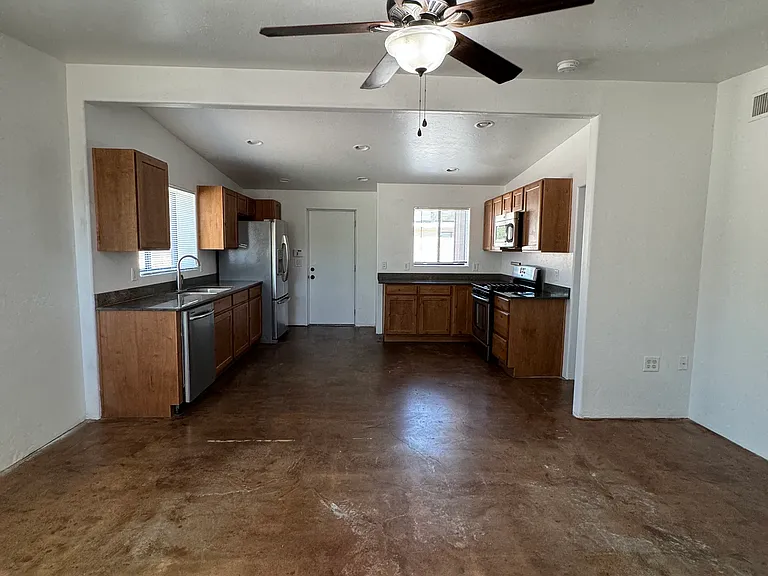 120 N Campbell Ave — Photo 6