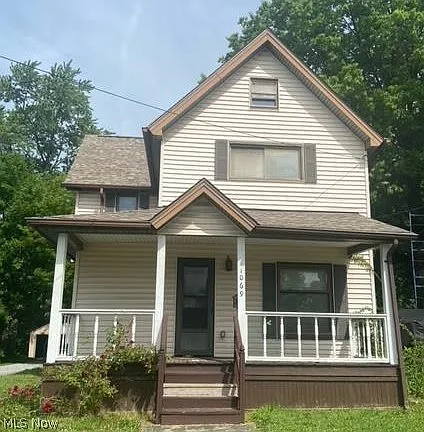 1069 Elm Rd NE photo 1