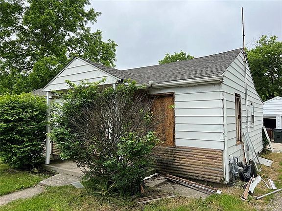 3rd image of 1823 Stewart Blvd