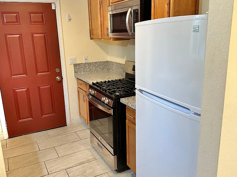 418 E St #2 — Photo 5