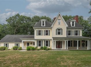 10 Megans Cir, Newtown, CT 06470