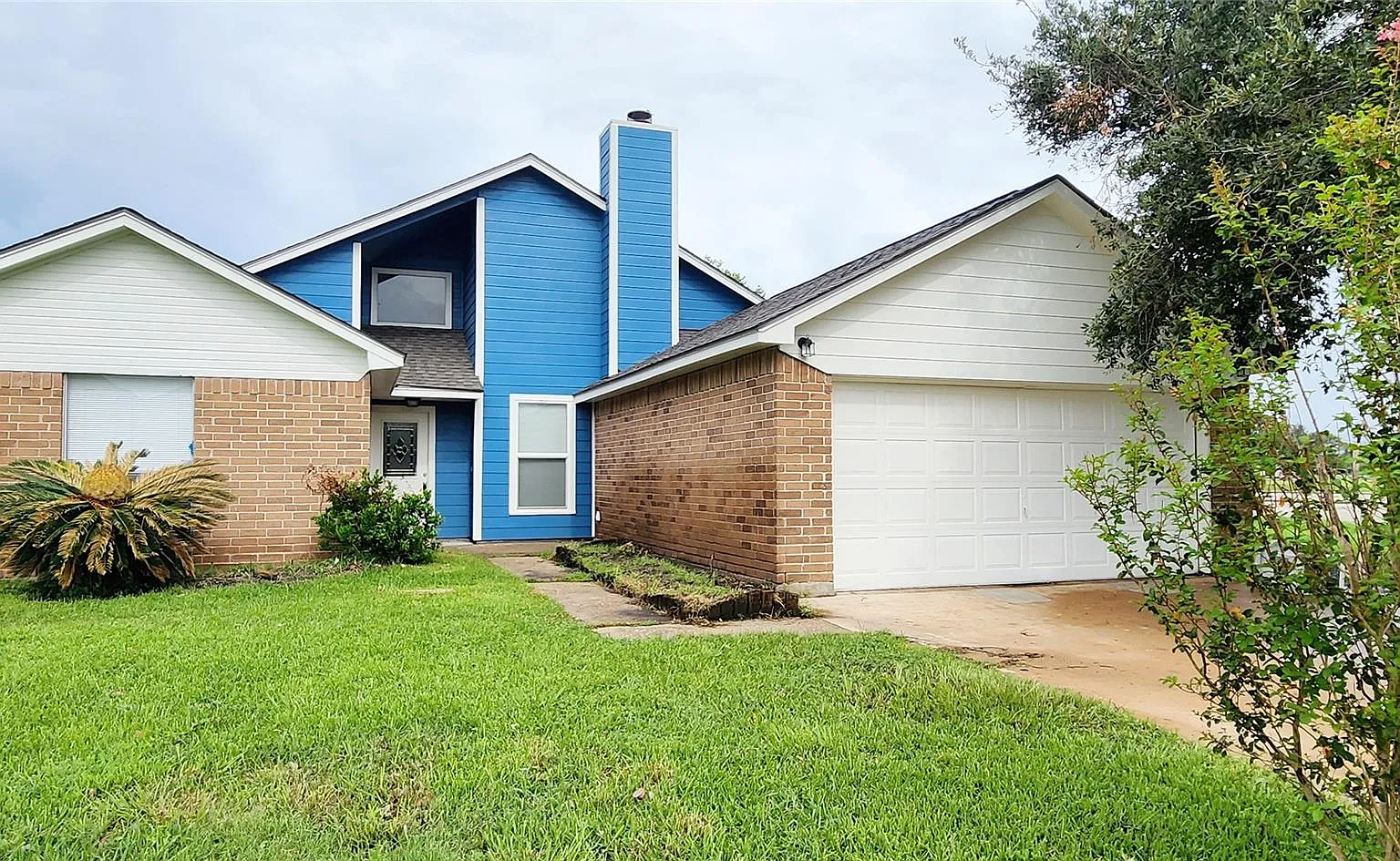 3 bed, 2.0 bath, 1376 sqft, $2,100 — Photo 1