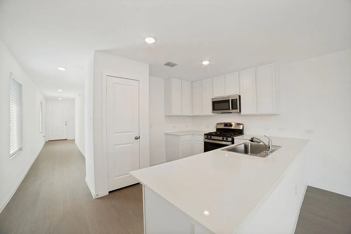 4 bed, 2.0 bath, 1475 sqft, $1,800 — Photo 1