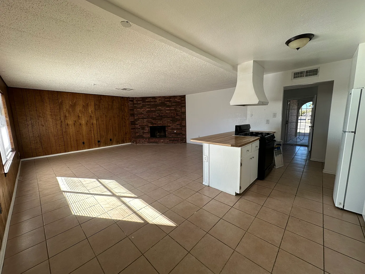 3 bed, 1384 sqft, $1,600 — Photo 4