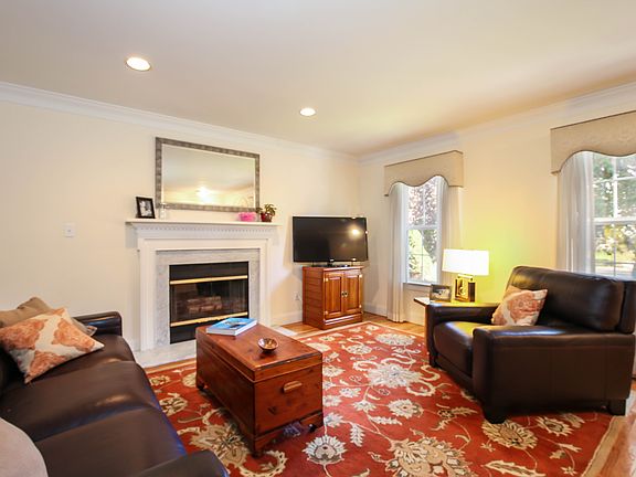 3rd image of 36 Candlewood Ct