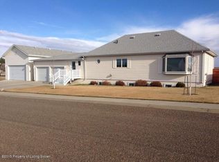 946 29th St W, Dickinson, ND 58601