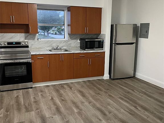 5th image of 633 NW 23rd Ct #2