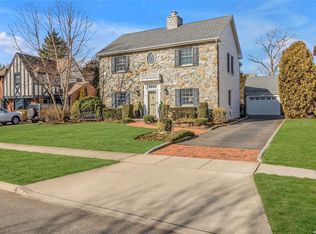 17 Huntington Rd, Garden City, NY 11530
