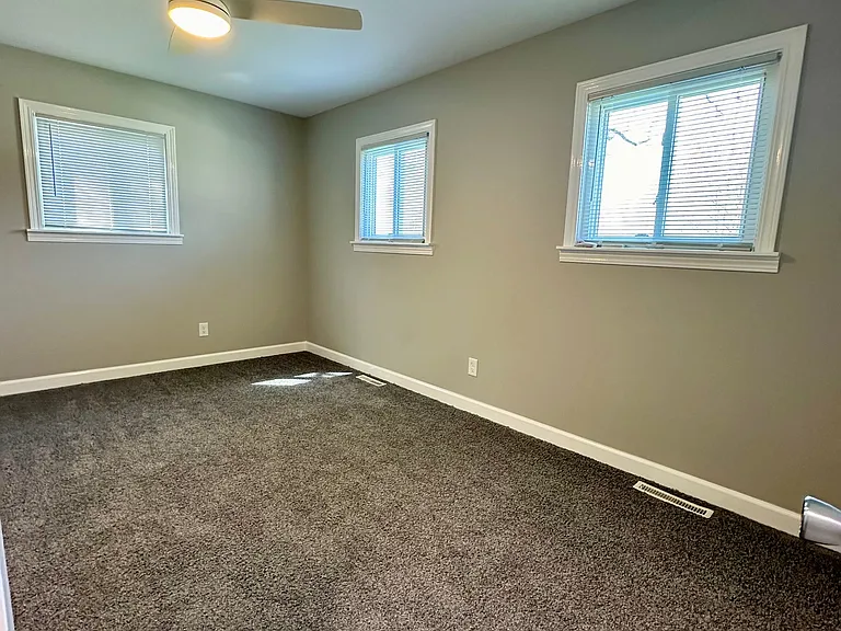 561 Eastwood Dr — Photo 15