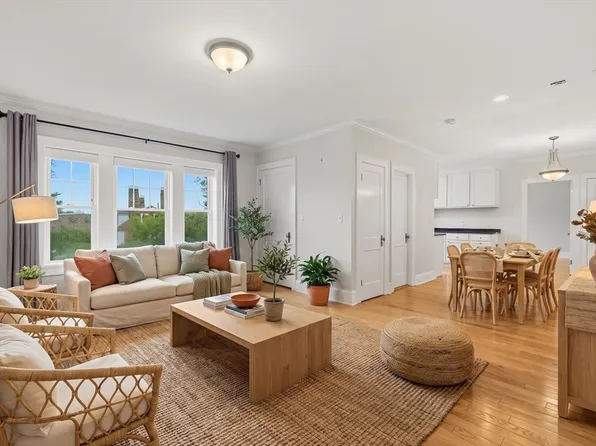 21 Bradlee Rd APT 32, Medford, MA 02155