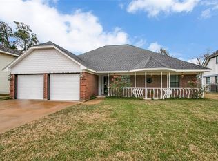57 Greenvale Ct, Lake Jackson, TX 77566