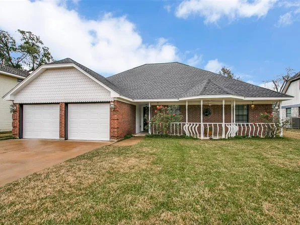 57 Greenvale Ct, Lake Jackson, TX 77566