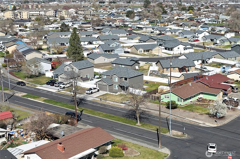 3rd image of 401 N Grape Drive