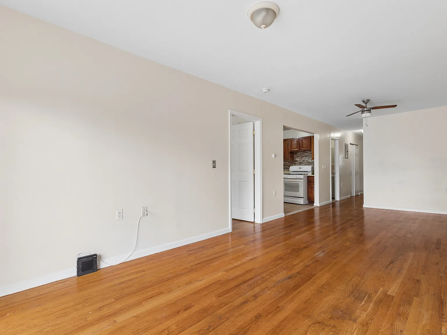 3 bed, 1100 sqft, $3,370 — Photo 2