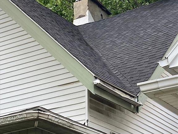 4th image of 726 E Gum St