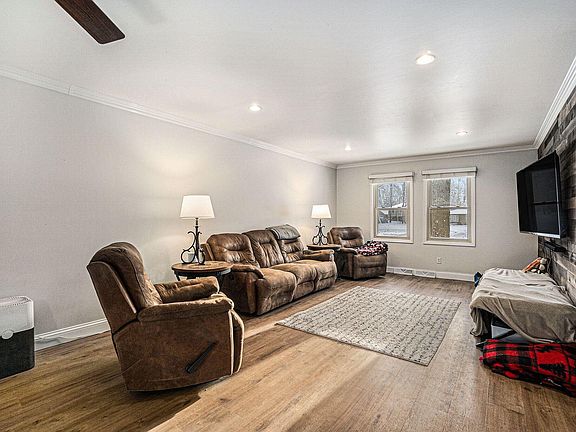4th image of 9708 Oakview Dr