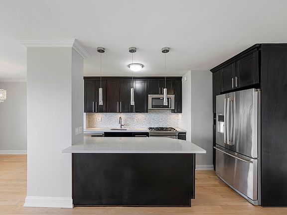 3rd image of 5900 Arlington Ave APT 1G