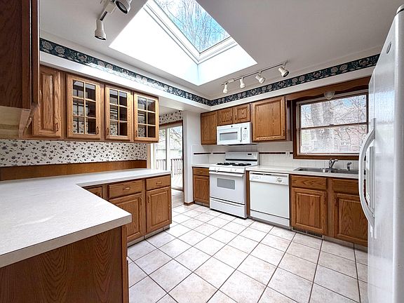 2nd image of 3382 Devon Dr NE