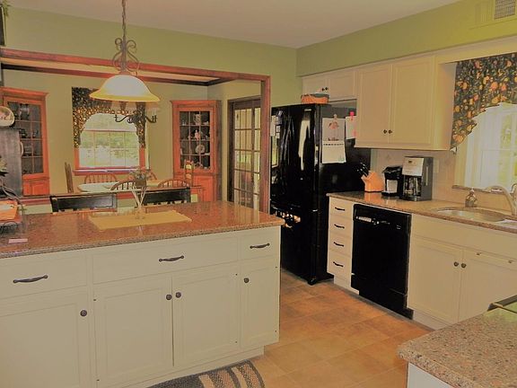4th image of 2205 Strawberry Ln