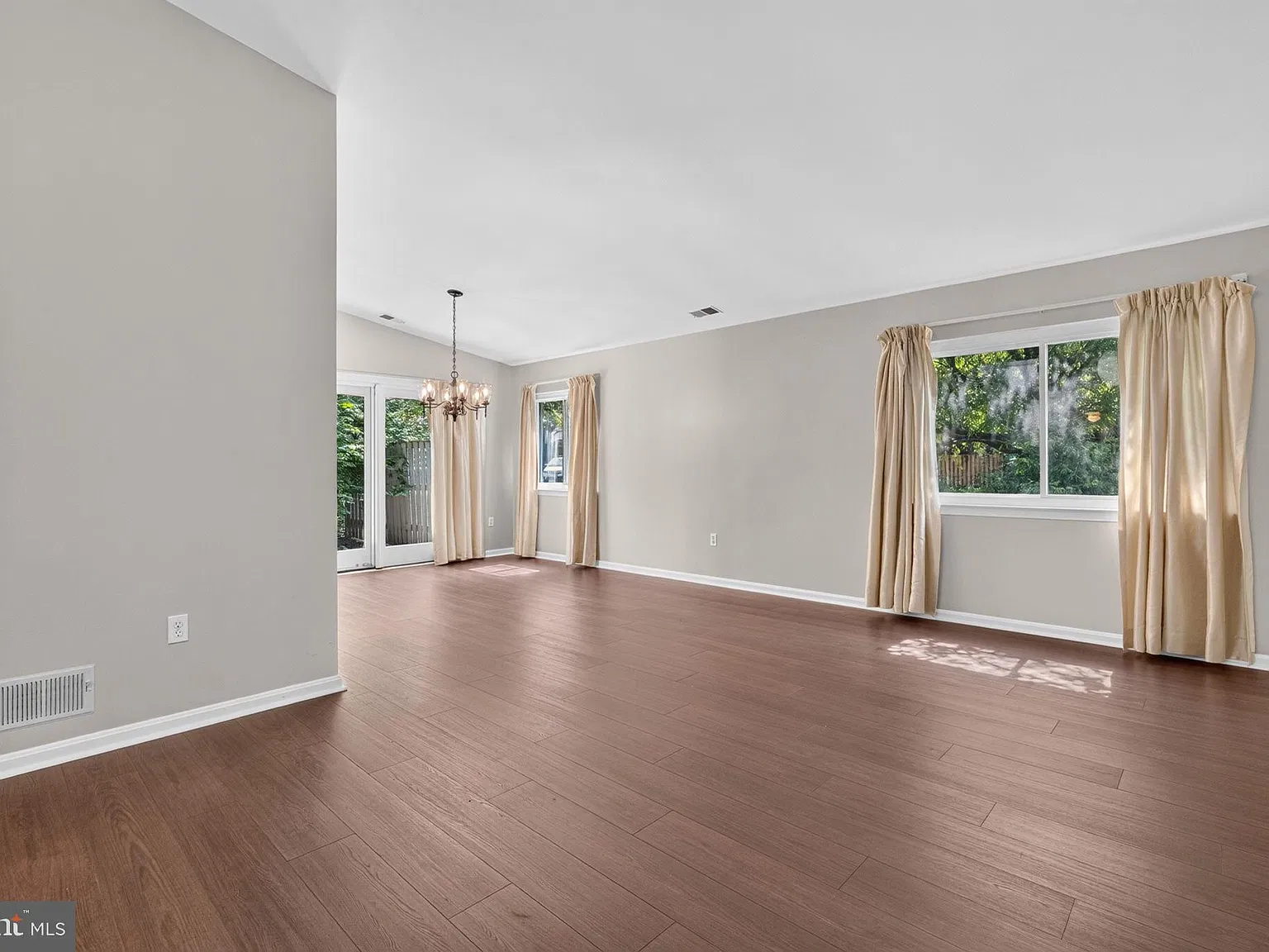 4 bed, 2.0 bath, 1920 sqft, $3,300 — Photo 4