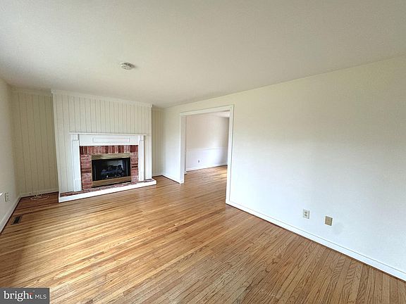 3rd image of 1717 Red Oak Rd