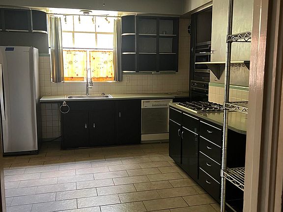 5th image of 8801 Parkway E