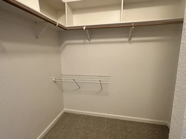 2221 Banbury Cir — Photo 33