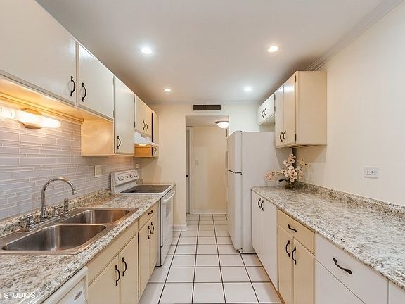 4th image of 940 Beau Dr Unit 204