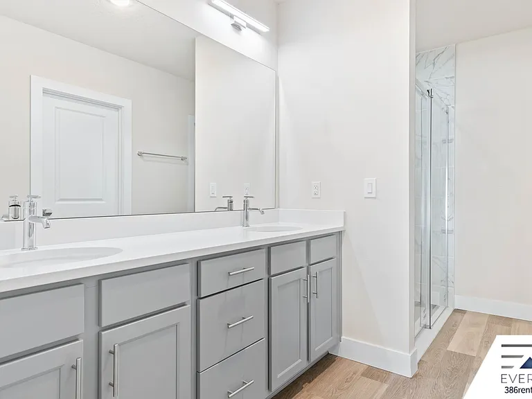 71 Point Of Woods Dr — Photo 18
