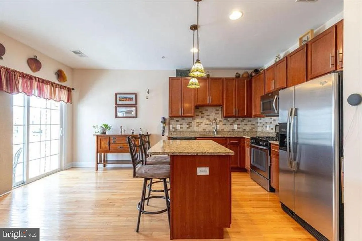3 bed, 2.5 bath, 1593 sqft, $2,995 — Photo 4