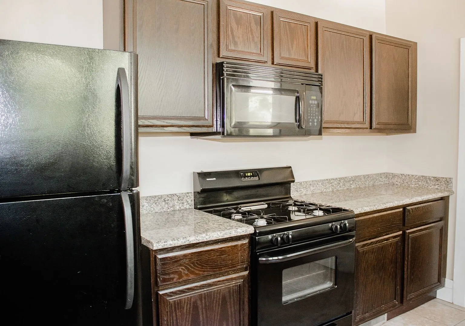 4 Bedroom, 2 Bath on Campus — Photo 3