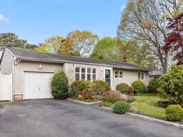 44 Maple Avenue, Bellport, NY 11713