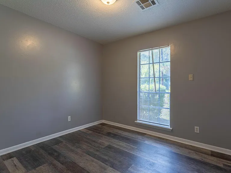 702 Placid Dr — Photo 4