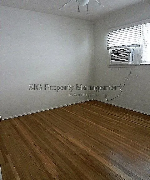 1702 W Victory Blvd — Photo 7